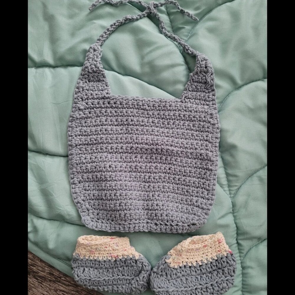 NWOT 💙👶 3-pc Handmade Crochet Matching Set Baby Bib & Booties, Blue 0-6 Mos